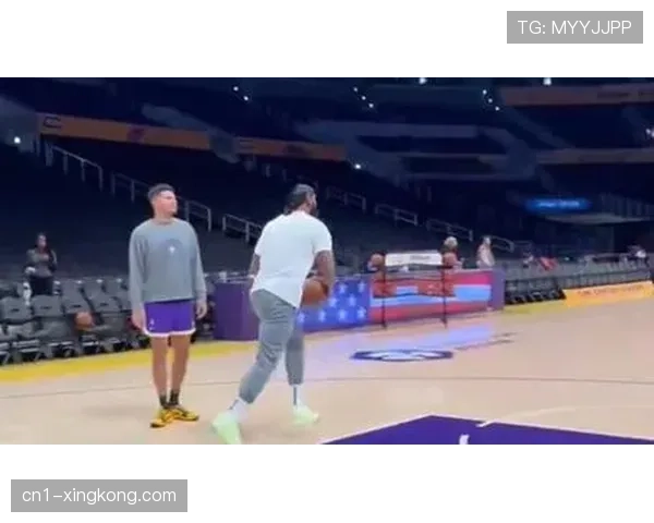 湖人肯纳德加盟后的外线战术变化 空间拉开与詹东配合更流畅